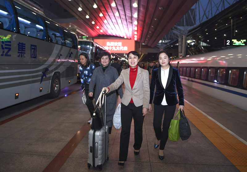 10月15日，来自湖北省的党的十九大代表抵达北京。