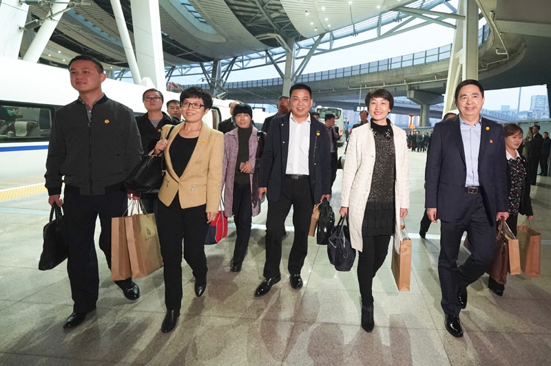 10月15日，来自安徽省的党的十九大代表抵达北京。