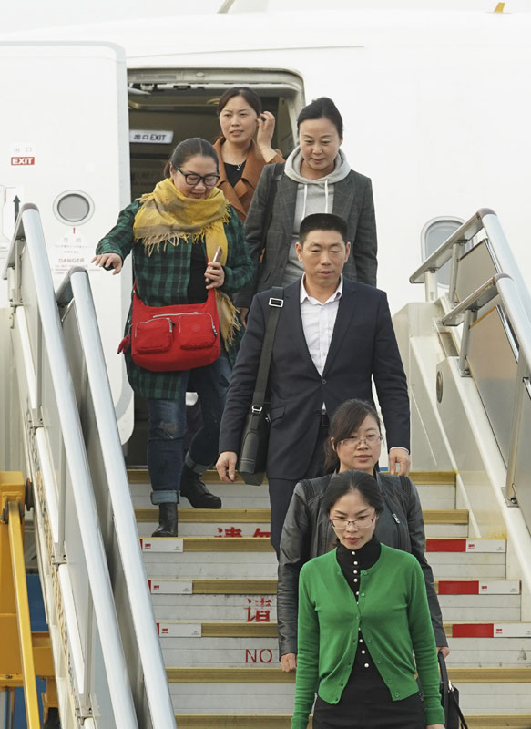 10月15日，来自重庆市的党的十九大代表乘飞机抵达首都国际机场。