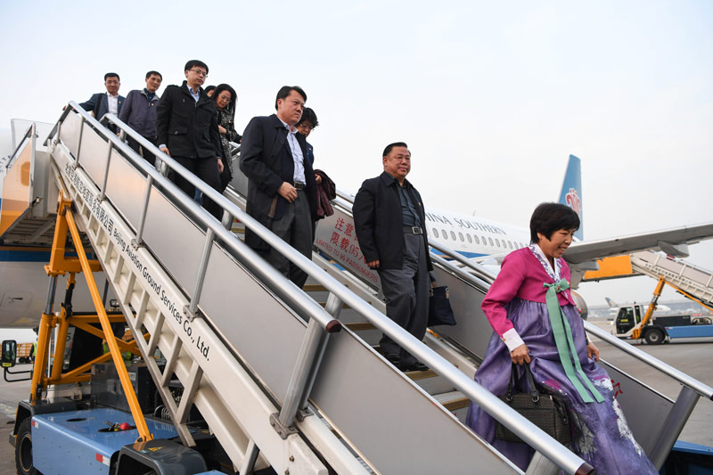 10月15日，来自吉林省的党的十九大代表乘飞机抵达首都国际机场。