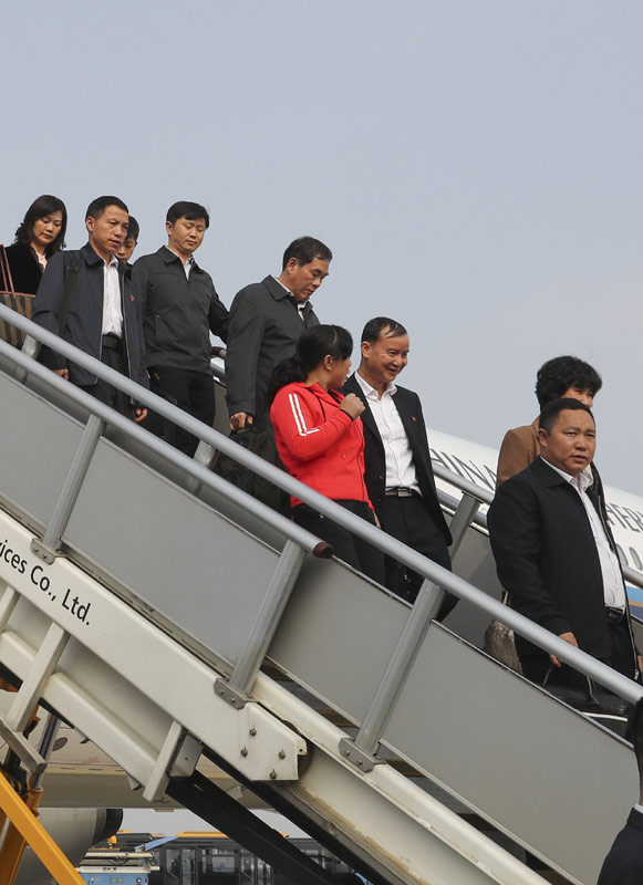10月15日，来自贵州省的党的十九大代表乘飞机抵达首都国际机场。