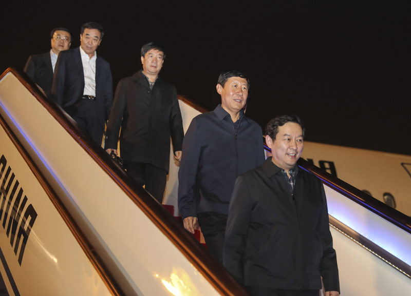 10月15日，来自宁夏回族自治区的党的十九大代表乘飞机抵达首都国际机场。