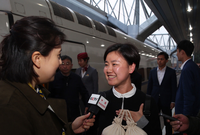 10月15日，来自辽宁省的党的十九大代表抵达北京。这是吴书香代表在接受记者采访。