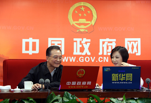 2月28日,中共中央政治局常委、国务院总理温家宝在中国政府网与网友在线交流。新华社记者 姚大伟 摄