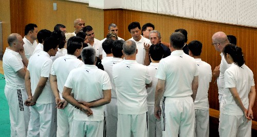 7月16日,裁判员们在模拟课间隙接受专家指导。新华社记者 王毓国 摄