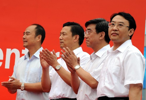 7月8日,北京奥运会四位新闻发言人与媒体见面。他们分别是北京奥组委执行副主席王伟(左一)、国务院新闻办公室一局局长郭为民(左二)、北京市政府副秘书长李伟(左三)、刘志。 新华社记者李文摄