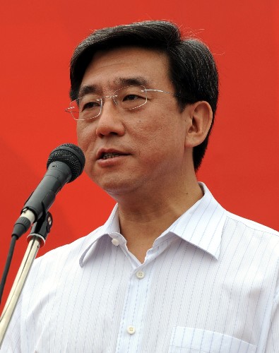 7月8日,北京奥运会新闻发言人、北京市政府副秘书长李伟与媒体见面。李伟将负责城市运行、交通、环境保护、城市管理等大量信息的发布。 新华社记者李文摄