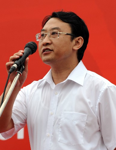 7月8日,北京奥运会新闻发言人、北京市政府副秘书长刘志与媒体见面。刘志将负责城市运行、交通、环境保护、城市管理等大量信息的发布。 新华社记者李文摄