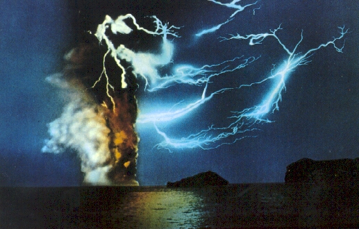 海底火山爆炸 出现强烈闪电