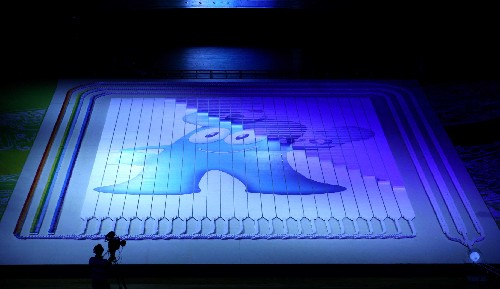 “海宝”——中国2010年上海世博会吉祥物揭晓 12月18日,中国2010年上海世博会吉祥物“海宝”在上海揭晓。“海宝”意为“四海之宝”。 新华社记者 任珑摄