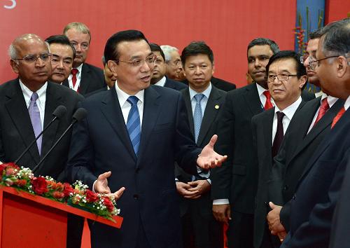 5月21日,中国国务院总理李克强在孟买参观印度塔塔集团。这是李克强与塔塔集团管理人员亲切交谈。 新华社记者 马占成 摄