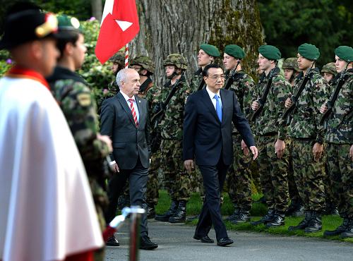 5月24日,中国国务院总理李克强在伯尔尼出席瑞士联邦主席毛雷尔举行的欢迎仪式。 新华社记者 马占成 摄