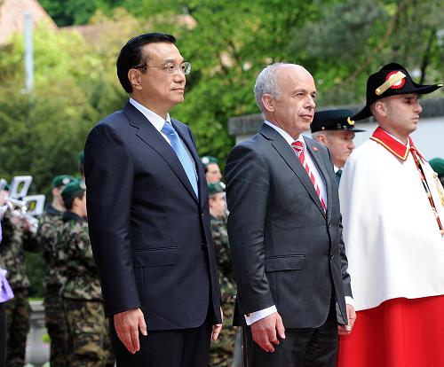 5月24日,中国国务院总理李克强在伯尔尼出席瑞士联邦主席毛雷尔举行的欢迎仪式。新华社记者 李涛 摄