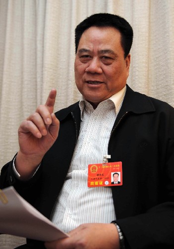 3月2日,全国人大代表、天津北辰区天穆镇天穆村党总支书记穆祥友在驻地畅谈新农村建设。作为一名基层代表,穆祥友在过去的五年中感触最深的是,天穆村的发展得益于社会主义新农村建设,实现了生产发展、农民增收。 新华社记者 杨宗友 摄