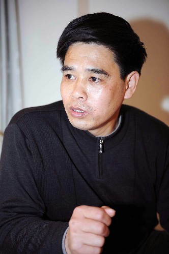 3月2日,来自重庆的农民工全国人大代表康厚明在驻地接受记者采访。康厚明说,作为一名基层代表,在过去的五年中感触最深的是,农民工的地位提高,经济收入增加,生活得到改善。 新华社记者 王建华 摄