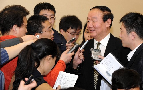 3月4日,参加全国政协十一届一次会议的体育界委员在驻地进行小组讨论时,纷纷对2008年北京奥运会发表感言。担任北京奥组委执行副主席的蒋效愚委员在接受记者采访时说,他对奥运会最大的期盼是圆满、成功、高水平。
