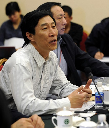 3月4日,参加全国政协十一届一次会议的体育界委员在驻地进行小组讨论时,纷纷对2008年北京奥运会发表感言。 全国政协委员、北京体育大学校长杨桦表示,他对北京奥运会最大的期盼是“中国文化能给奥运增添新的色彩。”