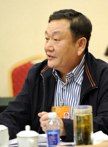 3月4日,参加全国政协十一届一次会议的体育界委员在驻地进行小组讨论时,纷纷对2008年北京奥运会发表感言。 全国政协委员、山东泰山体育产业集团有限公司董事长卞志良表示,要在奥运会上向世界展示民族品牌。