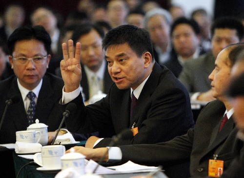 3月4日,全国政协委员刘永好在联组会上发言说,可尝试公司加农业合作组织等模式,积极推动农业生产转型,大力促进农业现代化发展。 新华社记者 刘卫兵 摄