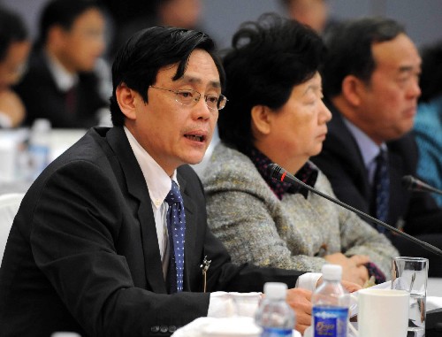 3月4日,全国政协委员何维在联组会上发言说,加强农村卫生室建设是促进新型农村合作医疗健康发展的紧迫任务和长远战略选择。 新华社记者 饶爱民 摄