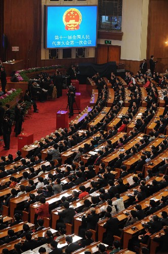 3月17日,十一届全国人大一次会议在北京人民大会堂举行第七次全体会议。决定国务院副总理、国务委员、各部部长、各委员会主任、中国人民银行行长、审计长、秘书长人选;表决全国人大各专门委员会组成人员。这是大会会场。