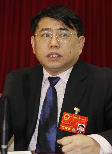 来自河南的全国人大代表朱夏炎说,网络等新媒体的迅速发展,正在深刻影响着人民群众的精神文化生活。从建设社会主义核心价值体系的大局出发,我们需要加强对主流网络媒体的投入和建设,确保网络文化的健康发展。 新华社记者 朱祥 摄