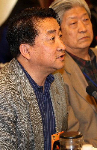全国政协委员姜昆呼吁,公益性演出的道路一定要坚持下去,不能让它变味,更不能让它把道走偏。他同时呼吁,文艺工作者一定要加强自律,全社会也应该对文艺工作者树新风、走正路给予多方面的支持和鼓励。新华社记者 庞兴雷 摄