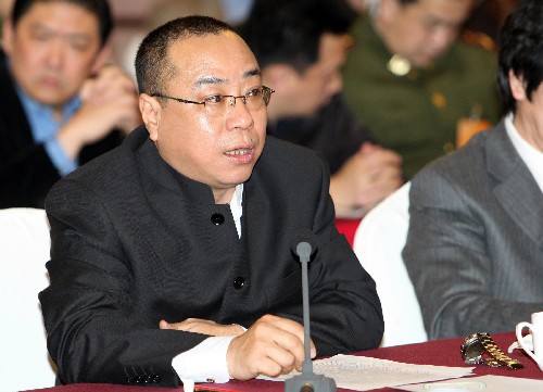 全国政协委员尹力说,国产电影的发展现在得到了很大的扶持,但也有个别媒体对好莱坞影片不遗余力地吹捧,对国产影片却吹毛求疵。他认为健康的电影评论和文艺批评是电影艺术良性循环的保证,社会应该以更加宽容的态度支持国产电影发展。 新华社记者庞兴雷摄