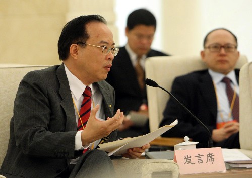 来自香港的全国人大代表马逢国(左)就博物馆免费开放等文化艺术发展问题发表看法说,博物馆的免费开放将会让更多的百姓受到文化熏陶,是一件大好事。新华社记者 刘卫兵 摄