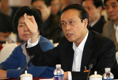 全国政协委员王国宾(右)建议,大力发展高等艺术教育,为社会主义文化大发展大繁荣培养高素质创新型人才,在传承创作优秀文化作品方面发挥作用。新华社记者 庞兴雷 摄