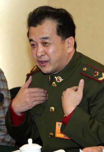 全国政协委员黄宏说,文化大发展大繁荣对文艺工作者提出了一个要求,就是要到生活中“寻根”,只有贴近生活,贴近群众,贴近实际,才能创作出优秀的作品,才能把文化大发展大繁荣真正落到实处。新华社记者 庞兴雷 摄