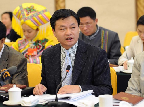 全国人大代表、广西北海市市长连友农说,碧海蓝天的北海市被公认为是一座适宜人居的城市,在保护环境、生态建设方面历届政府都高度重视。《广西北部湾经济区发展规划》是按照主题功能区来进行规划的,它对优先发展、限制和禁止发展的区域都作了划定,北海市的未来一定依然是碧海蓝天。 新华社记者 王建华 摄