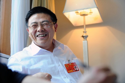 全国人大代表、湖北省随州市市长李红云说,随州市在探索“大部门制”方面已走过七年的历程,进行了有益的探索。目前,随州市机构人员精减了,部门办事效率也提高了。 新华社记者 李涛 摄