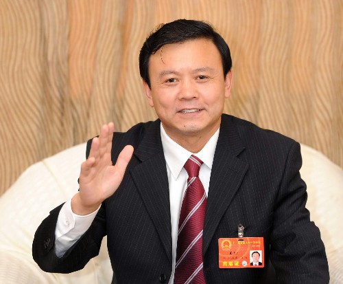 全国人大代表、河北承德市代市长张古江认为,生态文明强调人与自然的和谐相处,是科学发展观的重要内涵。承德是阻挡风沙南侵京津的最后屏障和京津生产生活用水的重要水源地,把风沙阻在承德,把清水送往京城,已成为承德光荣而艰巨的任务。要学会并自觉保护自然、补偿自然,与自然和谐相处,为京津筑造良好的生态屏障, 新华社记者 高洁 摄