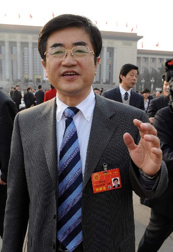 全国人大代表、贵州遵义市市长慕德贵说,对于遵义市未来五年工作的安排,发展是第一位的事情,是各项工作中的要务。未来几年的工作重点,就是要大力推进社会主义新农村建设、新型工业化和创新型城市的建设,同时把遵义进一步打造成文化旅游强市。 新华社记者 王建华 摄