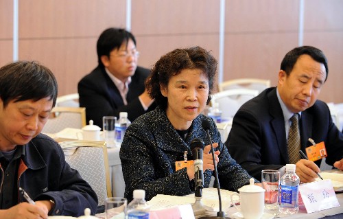 全国政协委员甄珍说,建设服务型政府,首先要转变从政理念,其次要建立完善的问责机制。新华社记者 饶爱民 摄