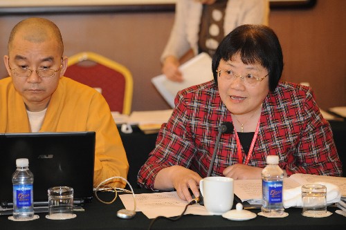 全国政协委员金蔚(右)说,我国的人民陪审员制度是国家司法民主的重要体现,人民陪审员参加审判活动对于提高司法的透明度、促进司法公正、提升民众对司法的认同具有积极意义。希望在司法体制改革的进程中不断完善人民陪审员制度。新华社记者 黄敬文 摄