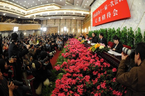 3月12日,全国政协十一届一次会议在北京人民大会堂举行记者招待会,主题是“政协委员谈奥运”。 新华社记者 宋振平 摄
