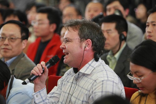 3月12日,全国政协十一届一次会议在北京人民大会堂举行记者招待会,主题是“政协委员谈奥运”。这是一名外国记者在提问。新华社记者 庞兴雷 摄