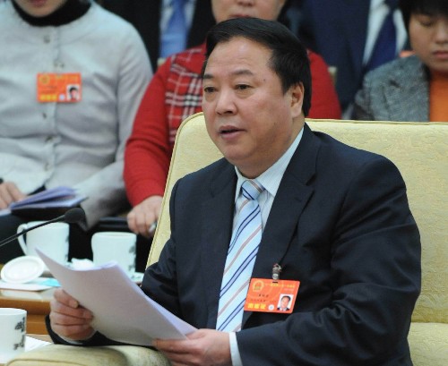 来自河北的全国人大代表冀纯堂说,节能减排是建设资源节约型、环境友好型社会,落实科学发展观的重点。石家庄是河北省省会,同时也是一座工业城市。水泥、钢铁等产业在石家庄经济中占有较大比重,都是排污大户,这使得石家庄在环保方面面临较大的压力,但我们的口号是:宁可经济速度缓一点,也要挤掉污浊的GDP。 新华社记者 高洁 摄