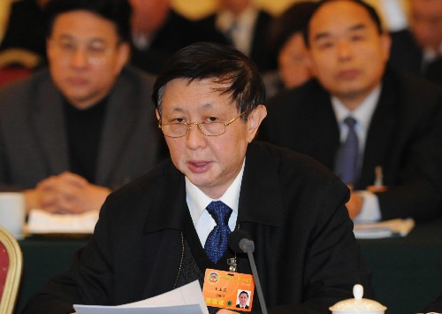 全国政协委员王玉庆说,我国正处于加速实现工业化的过程中,环境资源问题越来越突出,成为制约全面建设小康社会的瓶颈。过去新技术研发强调的是提高劳动生产率,现在应强调提高资源生产率和环境承载力,开发绿色技术,把握未来技术发展的方向,占领环境友好、资源节约的绿色技术制高点。 新华社记者 黄敬文 摄