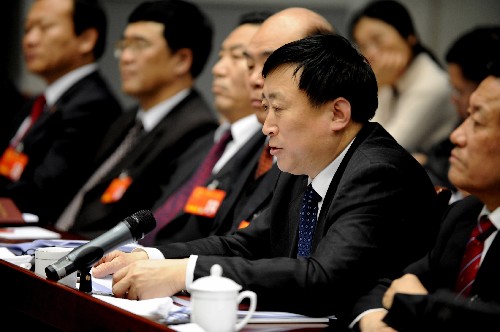 来自河南的全国人大代表张大卫表示,加强环境保护,做好污染减排工作,需要真正把环境保护作为推动经济转型、促进产业结构调整和转变经济增长方式的主战场。在招商引资过程中,要严格按照国家产业政策规定,禁止“高消耗、高能耗、高污染、低效益”项目上马;对不能稳定达标排放或超过污染物排放总量的排污单位,坚决采取限期治理、停产治理、立即关闭等措施。 新华社记者 朱祥 摄