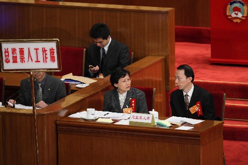 3月13日,全国政协十一届一次会议在北京人民大会堂举行第四次全体会议,选举十一届全国政协主席、副主席、秘书长和常务委员。这是总监票人工作席。新华社记者 庞兴雷 摄