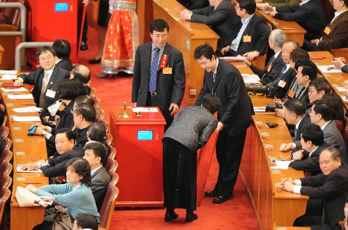 3月13日,全国政协十一届一次会议在北京人民大会堂举行第四次全体会议,选举十一届全国政协主席、副主席、秘书长和常务委员。这是工作人员在检查票箱。新华社记者李学仁摄
