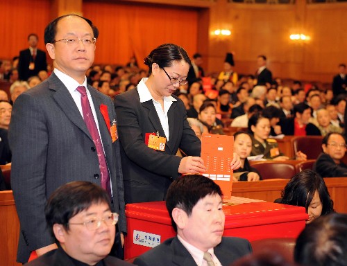 3月13日,全国政协十一届一次会议在北京人民大会堂举行第四次全体会议,选举十一届全国政协主席、副主席、秘书长和常务委员。这是委员在投票。新华社记者 黄敬文 摄