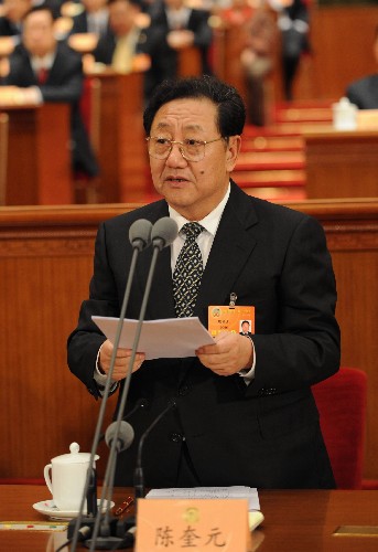 3月13日,全国政协十一届一次会议在北京人民大会堂举行第四次全体会议,选举十一届全国政协主席、副主席、秘书长和常务委员。主席团常务主席陈奎元主持会议。新华社记者 马占成 摄