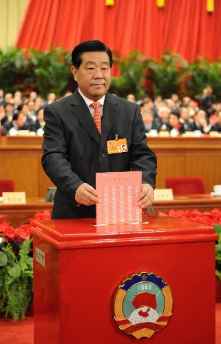 3月13日,全国政协十一届一次会议在北京人民大会堂举行第四次全体会议,选举十一届全国政协主席、副主席、秘书长和常务委员。这是全国政协十一届一次会议主席团会议主持人贾庆林在投票。 新华社记者 马占成 摄