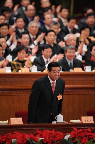 3月13日,全国政协十一届一次会议在北京人民大会堂举行第四次全体会议,选举十一届全国政协主席、副主席、秘书长和常务委员。这是贾庆林当选政协第十一届全国委员会主席后向委员致意。新华社记者 饶爱民 摄