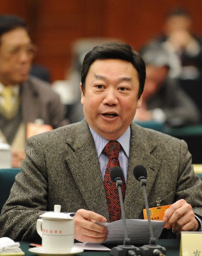 全国政协委员朱树豪说,要在“一国两制”的原则框架下,在未来深港之间形成人员、资金、货品、技术、信息等要素更自由流动的区域,展现内地与香港更紧密的合作关系,这已经超出深港两地的规划范畴和能力,应该在中央政府的领导下进行设计和运作。 新华社记者 黄敬文 摄