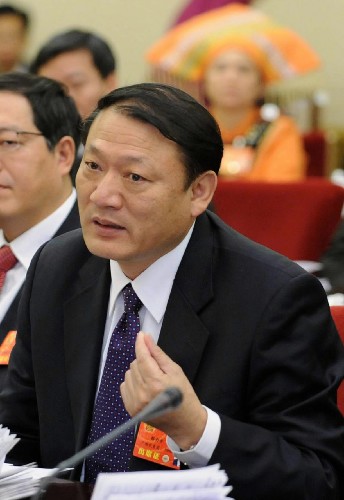 来自广西的全国人大代表邵力平建议,西部地区占国土面积的70%,但是2.7万公里的铁路运营里程仅为全国的35%,而且标准较低。他建议增加中央财政预算内支出和国债资金对西部铁路基础设施建设的投入,同时对一些政策性亏损线路给予适当财政补贴。 新华社记者 王建华 摄